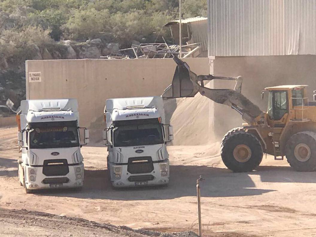 Şanal Lojistik değerlerini yansıtan iş makineleri